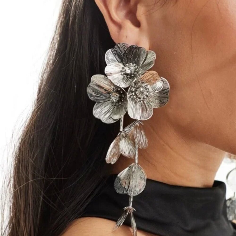 NWOT Silver Flower Statement Drop Earrings